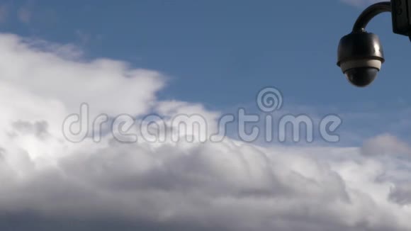 背景为蓝天白云的大楼监控摄像头的画面视频的预览图