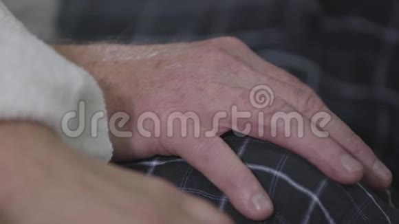 老白种人的男人和女人牵手男人抚摸女人的手永恒的爱关系团结团结视频的预览图