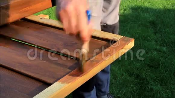 用釉清漆木材视频的预览图