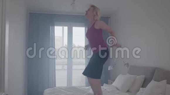 杨欢喜的女人在家里蹦蹦跳跳地躺在床上慢悠悠地走出来视频的预览图