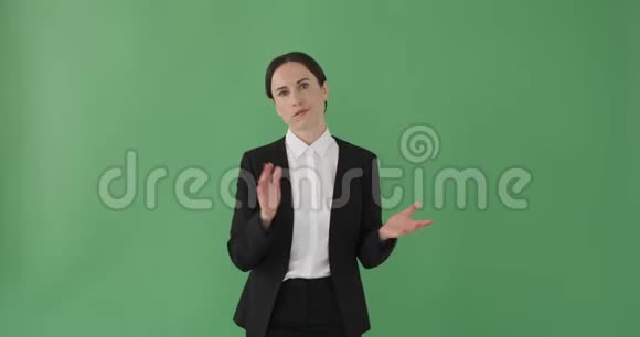 无聊的女商人为绿色拍手视频的预览图