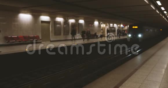 火车抵达希腊雅典地下地铁视频的预览图