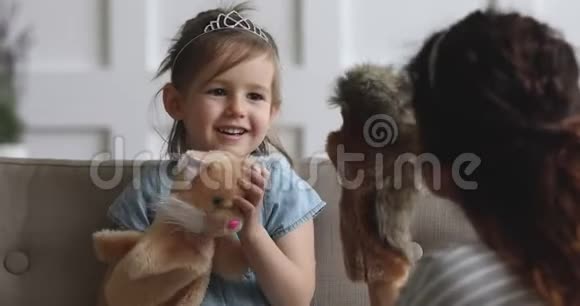 可爱的小女孩拿着木偶玩具玩妈妈视频的预览图