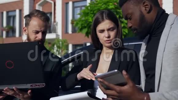 漂亮的商人们站在汽车附近讨论购车协议的细微差别视频的预览图