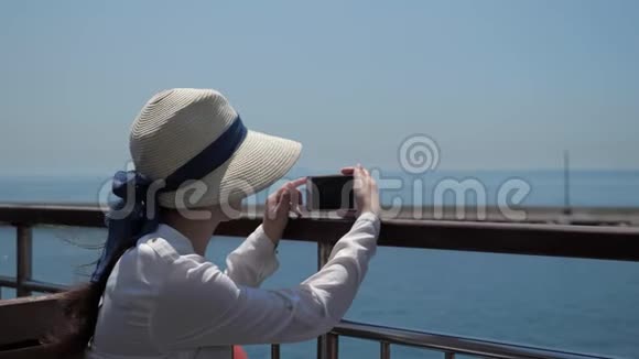 Lady制作了一段美丽的海景驶过码头视频的预览图