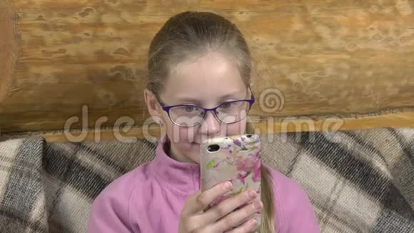 严肃的女孩在智能手机上看书微笑着视频的预览图