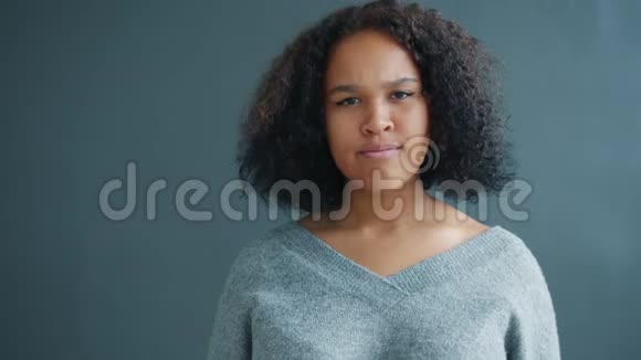 美籍非裔美国女孩拇指朝下的肖像视频的预览图
