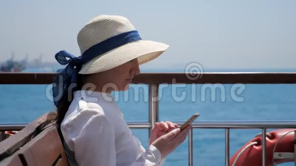 女人站在船甲板上在游艇上冲浪视频的预览图