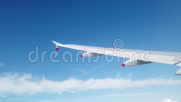 飞机降落前转弯的机翼视频的预览图