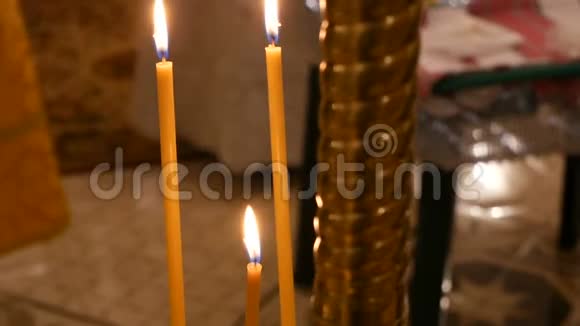 东正教教堂里的蜡烛视频的预览图