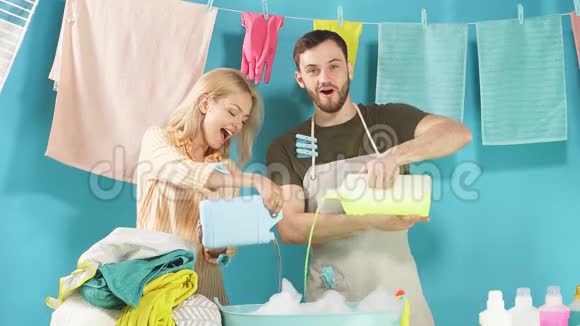 一对疯狂的情侣在碗里倒了不同的清洁剂视频的预览图