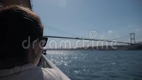 女人喜欢坐船在波光粼粼的海面上旅行视频的预览图