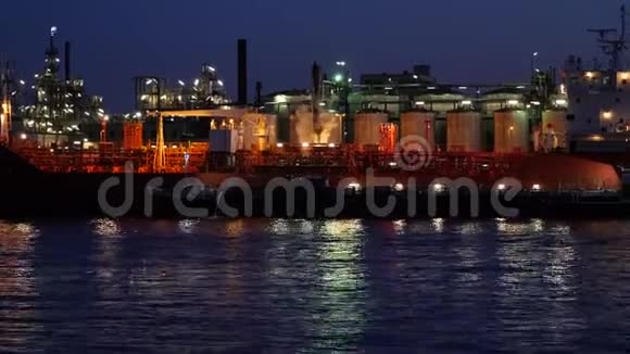 汉堡港的炼油厂视频的预览图