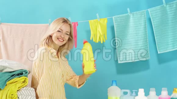 漂亮漂亮的金发女郎广告洗涤液洗涤剂视频的预览图