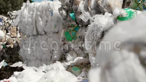 垃圾场的塑料垃圾视频的预览图