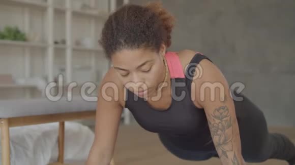 非裔美国妇女做木板静态运动视频的预览图