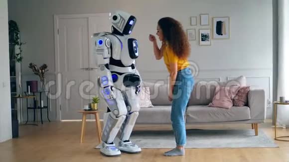 一个机器人在被一位女士拥抱后跳舞视频的预览图