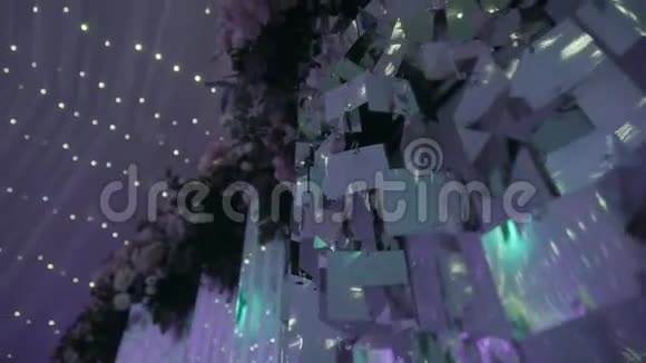 火花广场的绚丽景色在光线中凸显出来视频的预览图