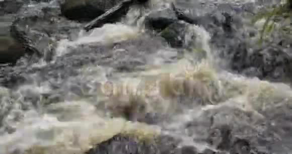 快速岩石河特写视频的预览图