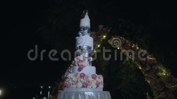 多层蛋糕新娘和新郎在顶部装饰着水晶视频的预览图