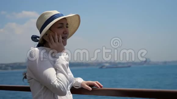 女士坐船旅行在甲板上打电话视频的预览图