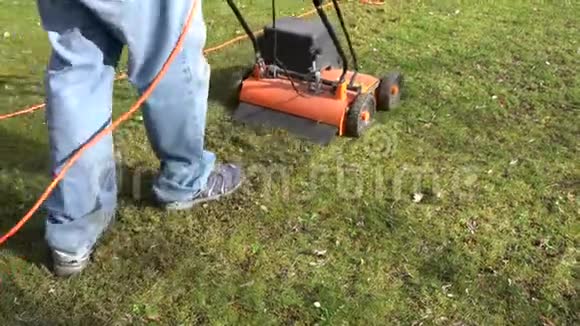 一个在花园里用草坪曝气器的人视频的预览图