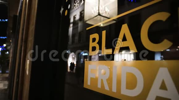 黑色星期五标志的侧面景观展示玻璃行人视频的预览图