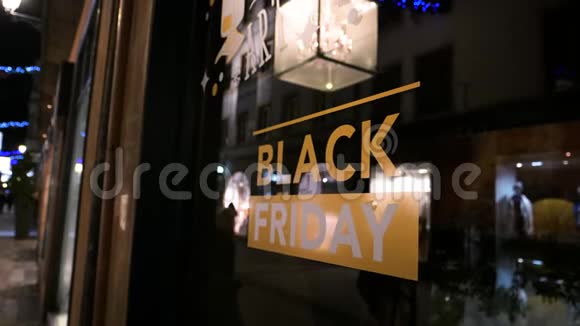 黑色星期五标志的侧面景观展示玻璃行人视频的预览图