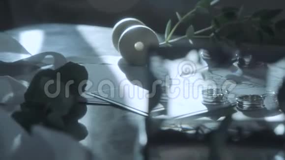 银盘是结婚戒指白玫瑰和结婚邀请视频的预览图