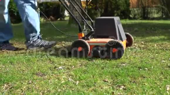一个在花园里用草坪曝气器的人视频的预览图