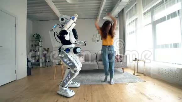 像人类一样的机器人和一个女人在跳舞和跳跃视频的预览图