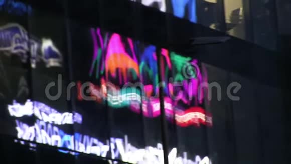 玻璃橱窗里LED霓虹灯广告的反映视频的预览图