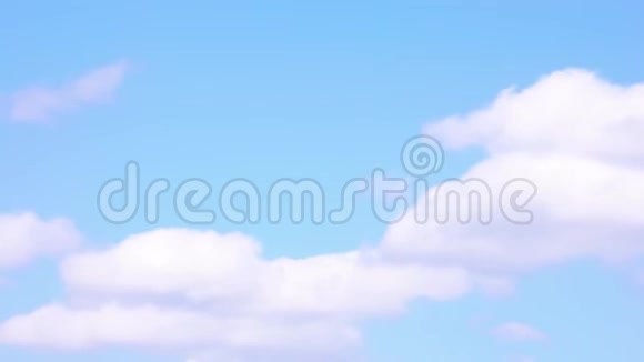 时光流逝滚滚的白云正在穿越夏日的蓝天4k时间推移视频的预览图