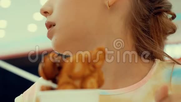 在咖啡馆里吃冰淇淋的年轻女孩闭上嘴在糖果咖啡馆吃甜点的少女脸视频的预览图