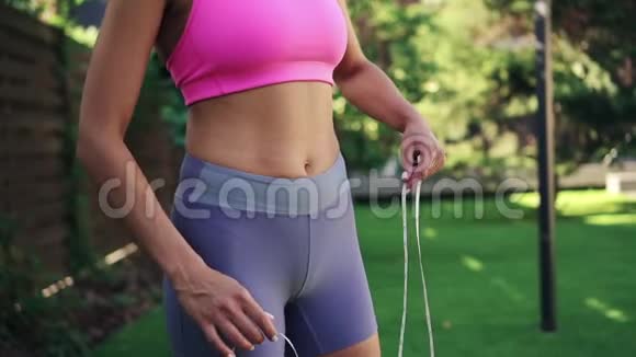 贴身女性手用胶带测量腰部瘦身概念视频的预览图