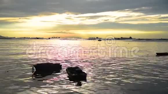 充满活力的夕阳天空在海上与五颜六色的夏季时间热带夏岛上金色的云近于日出视频的预览图