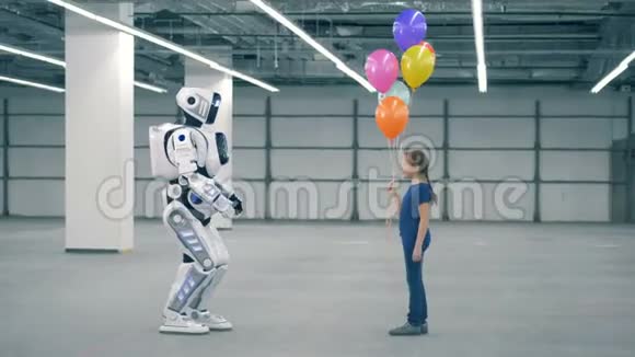 小女孩把气球送给机器人侧视学校孩子教育科学课的理念视频的预览图