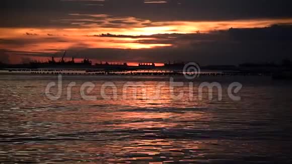 充满活力的夕阳天空在海上与五颜六色的夏季时间热带夏岛上金色的云近于日出视频的预览图