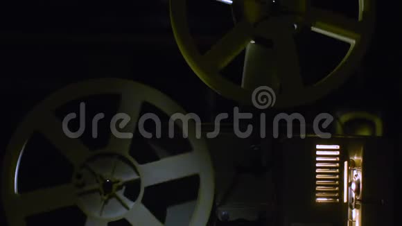 电影超级8号放映机在黑暗中放映电影视频的预览图