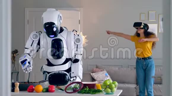 一个机器人做饭而一个女孩戴着VR眼镜视频的预览图