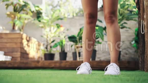 女性在运动前戴上抗阻乐队腿部特写视频的预览图