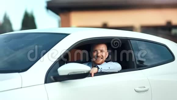 帅气的欧洲休闲男扮男装坐在现代白色豪华轿车中镜头视频的预览图