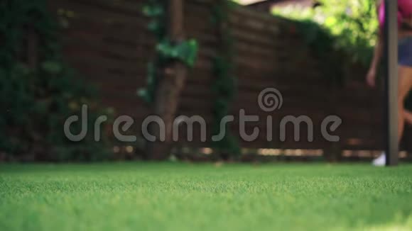 腿部特写女人来到绿色草坪上训练视频的预览图