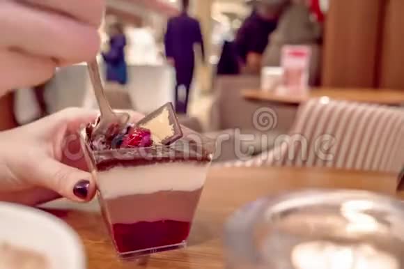 美味的奶油甜点被送到女人桌子上吃甜点的过程视频的预览图