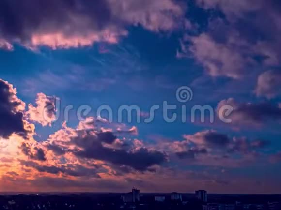 美丽的日落与云景和五彩的黄昏在天际线上闪耀视频的预览图