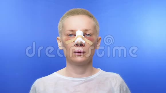 现实形象鼻成形术后第二天女性面部视频的预览图