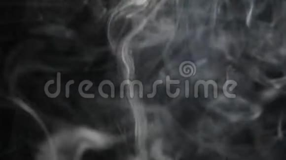 白色的烟雾从底部向上升起在黑色的背景上视频的预览图