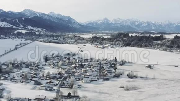德国哈勒布奇市冬季日出时在山脚下鸟瞰舒适的德国小镇视频的预览图