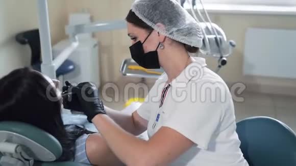 侧视牙医用牙科工具检查女性牙齿慢动作视频的预览图