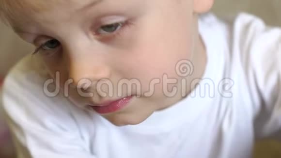 小男孩脖子上过敏部位特写过敏反应视频的预览图